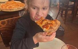 Uczniowie klasy 2a na wsp&oacute;lnej pizzy po szkolnym wyjściu 1