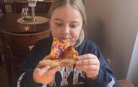 Uczniowie klasy 2a na wsp&oacute;lnej pizzy po szkolnym wyjściu 2