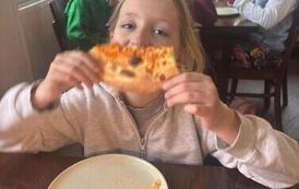 Uczniowie klasy 2a na wsp&oacute;lnej pizzy po szkolnym wyjściu 3
