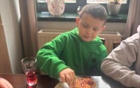 Uczniowie klasy 2a na wsp&oacute;lnej pizzy po szkolnym wyjściu 4