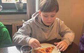 Uczniowie klasy 2a na wsp&oacute;lnej pizzy po szkolnym wyjściu 5