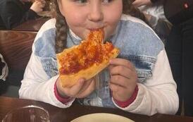 Uczniowie klasy 2a na wsp&oacute;lnej pizzy po szkolnym wyjściu 8