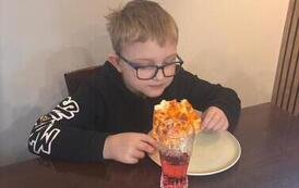 Uczniowie klasy 2a na wsp&oacute;lnej pizzy po szkolnym wyjściu 9