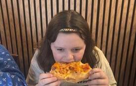 Uczniowie klasy 2a na wsp&oacute;lnej pizzy po szkolnym wyjściu 10