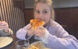 Uczniowie klasy 2a na wsp&oacute;lnej pizzy po szkolnym wyjściu 11