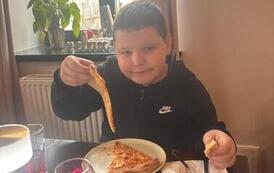 Uczniowie klasy 2a na wsp&oacute;lnej pizzy po szkolnym wyjściu 12