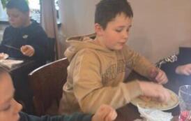 Uczniowie klasy 2a na wsp&oacute;lnej pizzy po szkolnym wyjściu 13