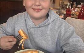 Uczniowie klasy 2a na wsp&oacute;lnej pizzy po szkolnym wyjściu 16