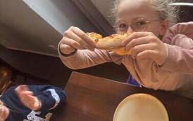 Uczniowie klasy 2a na wsp&oacute;lnej pizzy po szkolnym wyjściu 17