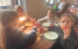 Uczniowie klasy 2a na wsp&oacute;lnej pizzy po szkolnym wyjściu 19
