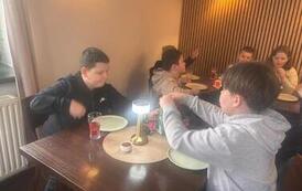 Uczniowie klasy 2a na wsp&oacute;lnej pizzy po szkolnym wyjściu 21
