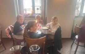 Uczniowie klasy 2a na wsp&oacute;lnej pizzy po szkolnym wyjściu 22