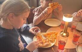 Uczniowie klasy 2a na wsp&oacute;lnej pizzy po szkolnym wyjściu 23