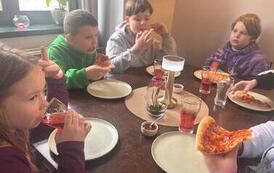 Uczniowie klasy 2a na wsp&oacute;lnej pizzy po szkolnym wyjściu 24