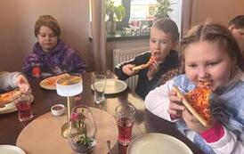Uczniowie klasy 2a na wsp&oacute;lnej pizzy po szkolnym wyjściu 25