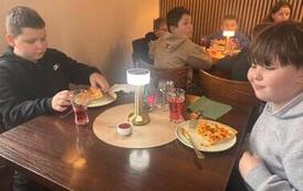 Uczniowie klasy 2a na wsp&oacute;lnej pizzy po szkolnym wyjściu 26
