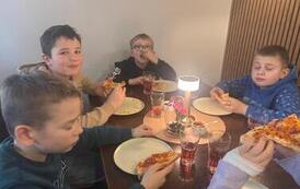 Uczniowie klasy 2a na wsp&oacute;lnej pizzy po szkolnym wyjściu 27