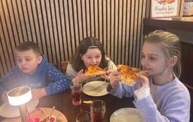 Uczniowie klasy 2a na wsp&oacute;lnej pizzy po szkolnym wyjściu 28