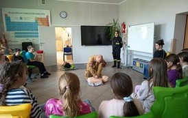Strażacy uczą pierwszej pomocy uczni&oacute;w klasy 4b 1