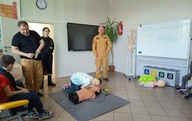 Strażacy uczą pierwszej pomocy uczni&oacute;w klasy 4b 3