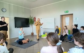 Strażacy uczą pierwszej pomocy uczni&oacute;w klasy 4b 4