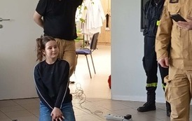 Strażacy uczą pierwszej pomocy uczni&oacute;w klasy 4b 5