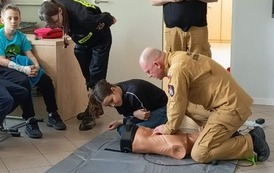 Strażacy uczą pierwszej pomocy uczni&oacute;w klasy 4b 7