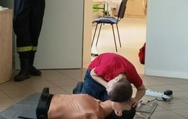 Strażacy uczą pierwszej pomocy uczni&oacute;w klasy 4b 8