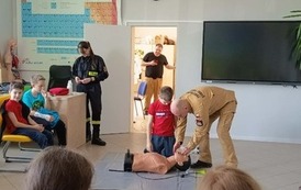 Strażacy uczą pierwszej pomocy uczni&oacute;w klasy 4b 9