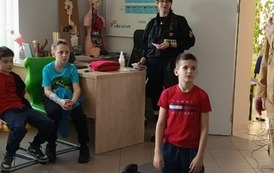Strażacy uczą pierwszej pomocy uczni&oacute;w klasy 4b 10
