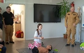 Strażacy uczą pierwszej pomocy uczni&oacute;w klasy 4b 11