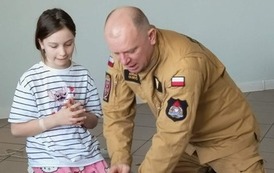 Strażacy uczą pierwszej pomocy uczni&oacute;w klasy 4b 12