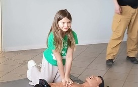 Strażacy uczą pierwszej pomocy uczni&oacute;w klasy 4b 15