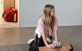 Strażacy uczą pierwszej pomocy uczni&oacute;w klasy 4b 19