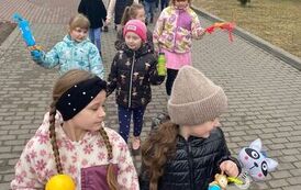 Głośno i kolorowo &ndash; klasy I&ndash;III witają wiosnę! 1