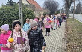 Głośno i kolorowo &ndash; klasy I&ndash;III witają wiosnę! 12