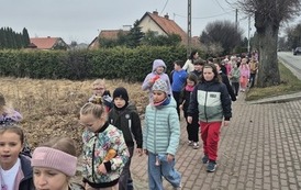 Głośno i kolorowo &ndash; klasy I&ndash;III witają wiosnę! 16