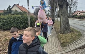 Głośno i kolorowo &ndash; klasy I&ndash;III witają wiosnę! 20