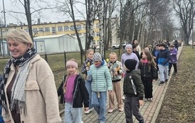 Głośno i kolorowo &ndash; klasy I&ndash;III witają wiosnę! 23