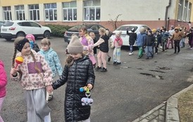 Głośno i kolorowo &ndash; klasy I&ndash;III witają wiosnę! 25