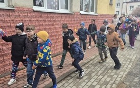 Głośno i kolorowo &ndash; klasy I&ndash;III witają wiosnę! 26
