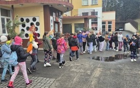 Głośno i kolorowo &ndash; klasy I&ndash;III witają wiosnę! 28