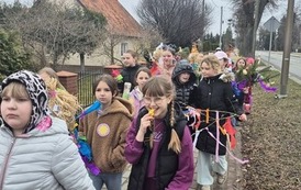 Głośno i kolorowo &ndash; klasy I&ndash;III witają wiosnę! 32