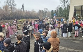 Głośno i kolorowo &ndash; klasy I&ndash;III witają wiosnę! 34