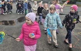 Głośno i kolorowo &ndash; klasy I&ndash;III witają wiosnę! 35