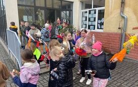 Głośno i kolorowo &ndash; klasy I&ndash;III witają wiosnę! 36