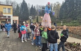 Głośno i kolorowo &ndash; klasy I&ndash;III witają wiosnę! 37