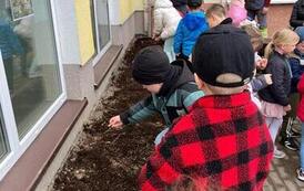 Łąka kwietna przy szkole &ndash; w ramach projektu &bdquo;Ciepło, natura i ekologia &ndash; uczymy się dbać o środowisko&rdquo; 5