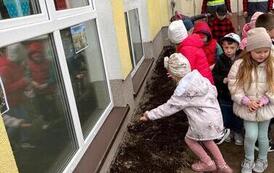 Łąka kwietna przy szkole &ndash; w ramach projektu &bdquo;Ciepło, natura i ekologia &ndash; uczymy się dbać o środowisko&rdquo; 7