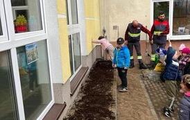 Łąka kwietna przy szkole &ndash; w ramach projektu &bdquo;Ciepło, natura i ekologia &ndash; uczymy się dbać o środowisko&rdquo; 8